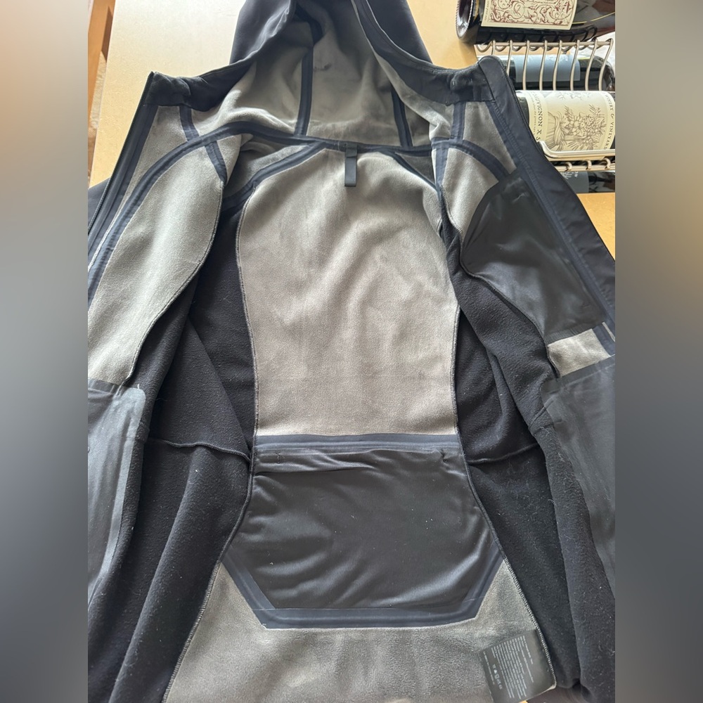 Lululemon Define Rain Jacket in Black, Size 8 - Picture 9 of 11